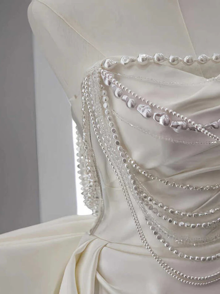 Robe de mariée longue élégante en satin plissé, sans bretelles, avec perles et coupe trapèze, C3983