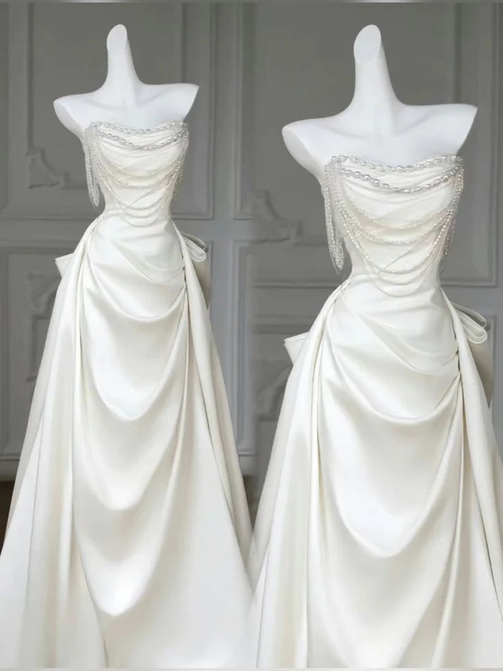 Robe de mariée longue élégante en satin plissé, sans bretelles, avec perles et coupe trapèze, C3983