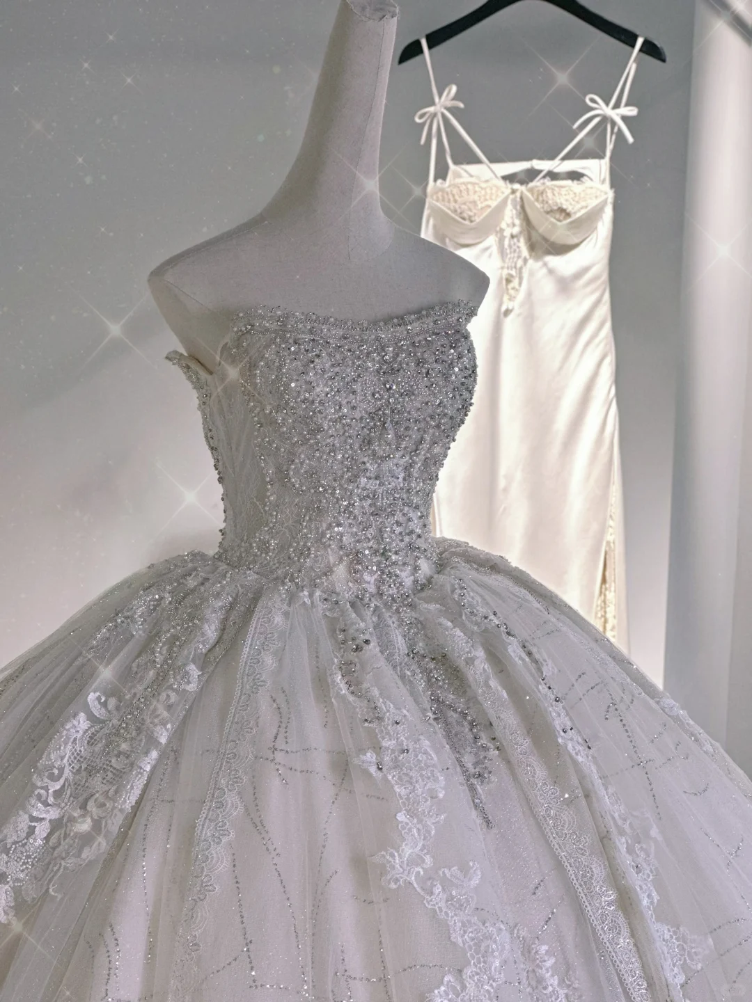 Robe de mariée longue en tulle, bustier, dentelle et perles, style intemporel, C3984