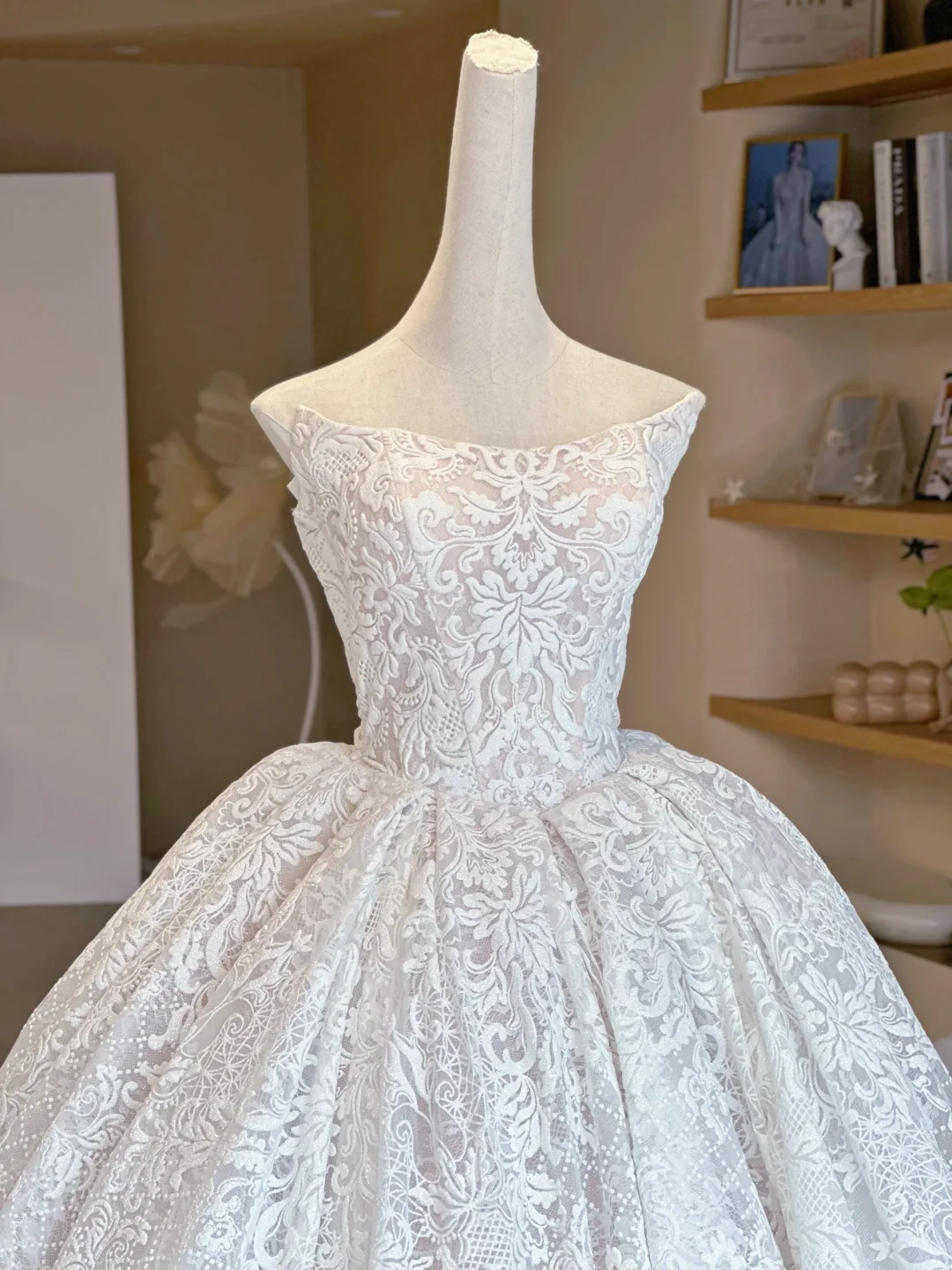 Vintage Ball Gown Strapless White Tulle Lace Long Wedding Dresses C3985