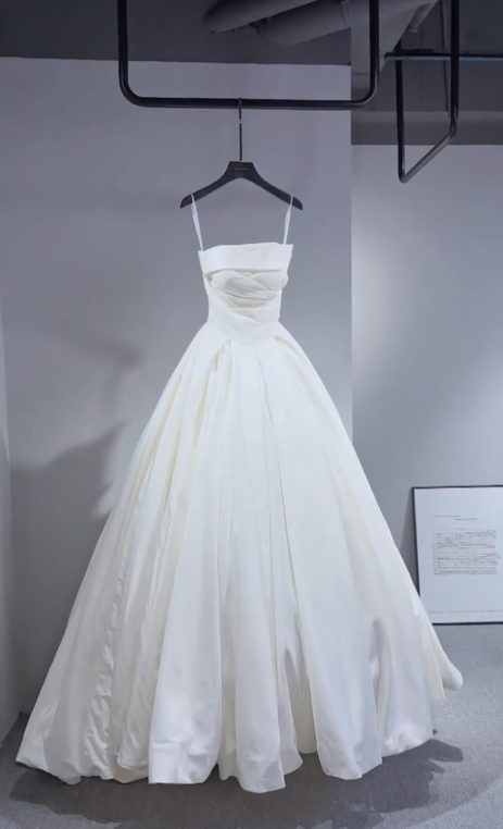 Robe de mariée longue élégante en taffetas à bretelles spaghetti C3987