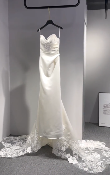 Robe de mariée sirène élégante à bretelles spaghetti en satin avec traîne en dentelle C3988