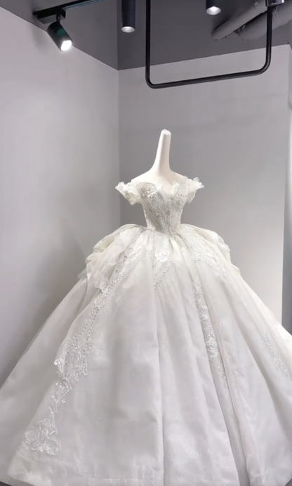 Robe de mariée longue intemporelle en tulle, dentelle et perles, épaules dénudées, C3989