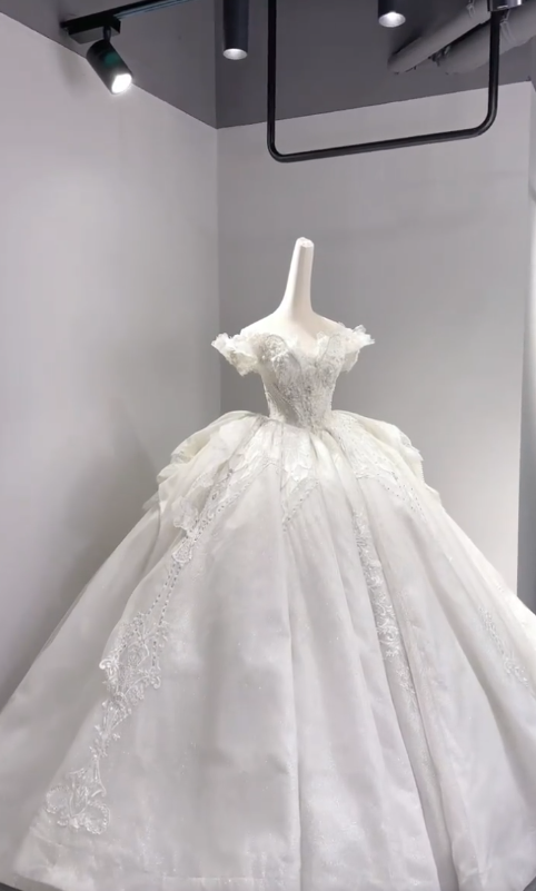 Robe de mariée longue intemporelle en tulle, dentelle et perles, épaules dénudées, C3989