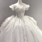 Robe de mariée longue intemporelle en tulle, dentelle et perles, épaules dénudées, C3989