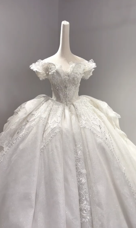 Robe de mariée longue intemporelle en tulle, dentelle et perles, épaules dénudées, C3989