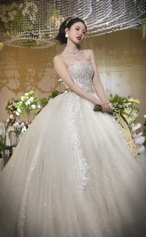 Superbe robe de mariée longue en tulle, bustier, dentelle et perles, C3992