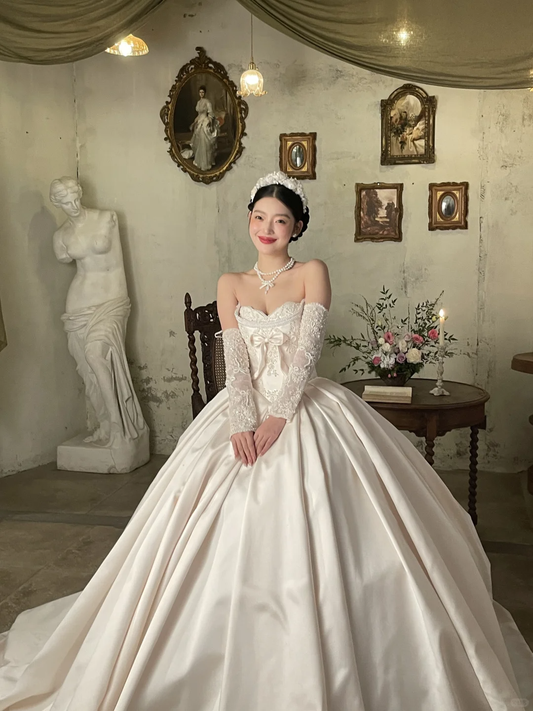 Robe de mariée longue vintage en satin, bustier, perles et manches, C3996