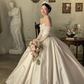 Robe de mariée longue vintage en satin, bustier, perles et manches, C3996