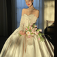 Robe de mariée longue vintage en satin, bustier, perles et manches, C3996
