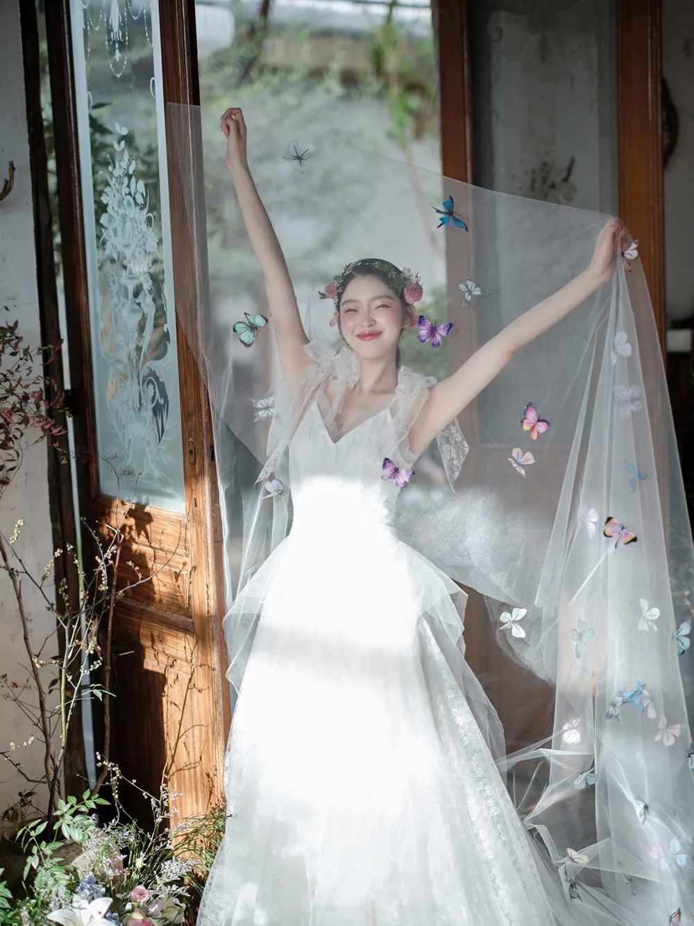 Robe de mariée longue en tulle et dentelle, coupe trapèze, bretelles spaghetti et voile, C4000