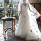 Robe de mariée longue en tulle et dentelle, coupe trapèze, bretelles spaghetti et voile, C4000