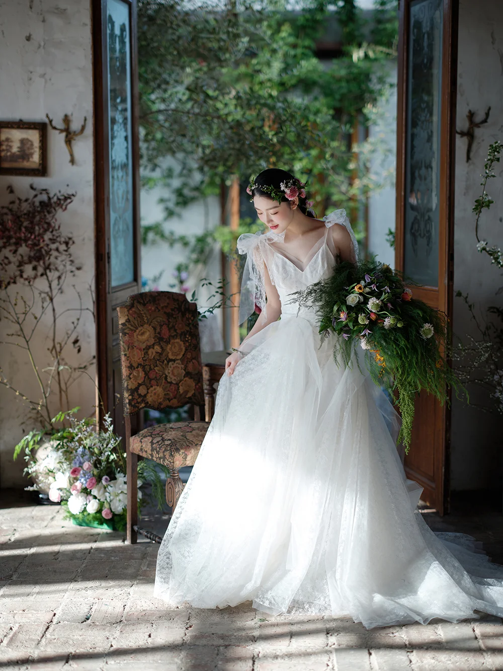 Robe de mariée longue en tulle et dentelle, coupe trapèze, bretelles spaghetti et voile, C4000