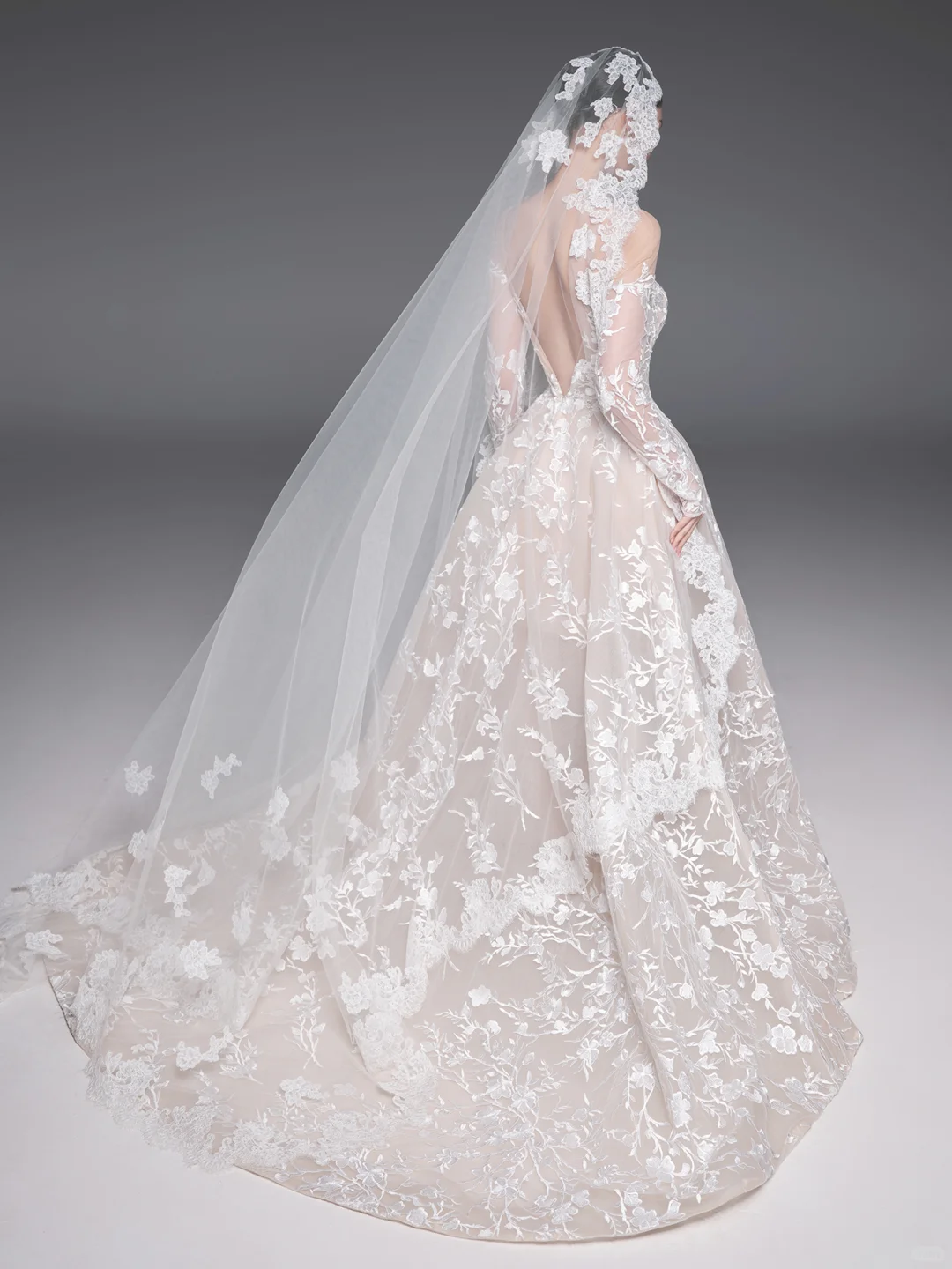 Robe de mariée vintage en satin, épaules dénudées, dos nu, manches longues, avec voile, C4002