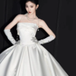 Robe de mariée longue en satin sans bretelles, style bal intemporel, avec des gants et des appliques, C4005