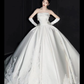 Robe de mariée longue en satin sans bretelles, style bal intemporel, avec des gants et des appliques, C4005