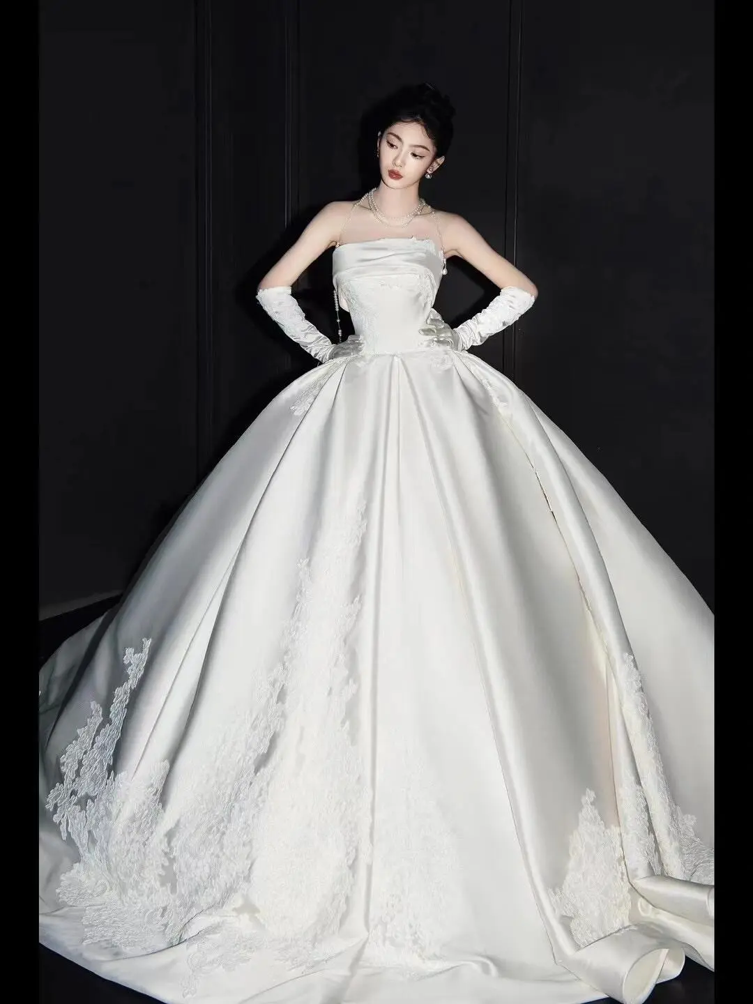 Robe de mariée longue en satin sans bretelles, style bal intemporel, avec des gants et des appliques, C4005