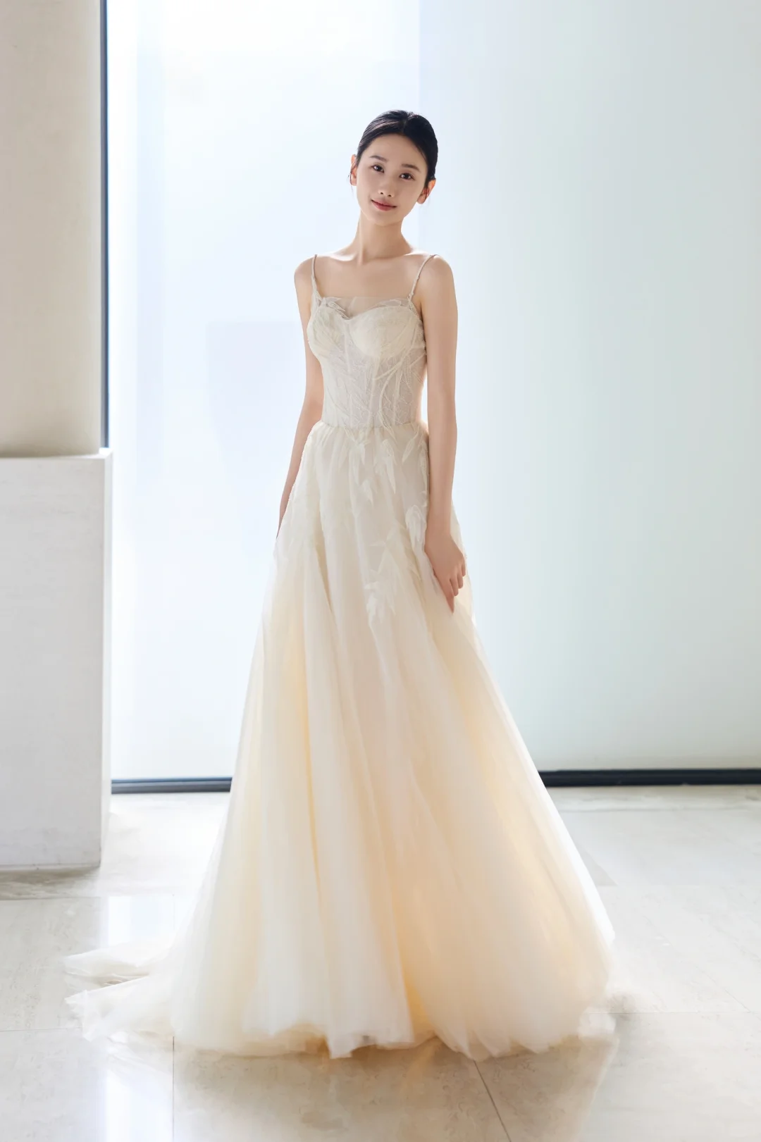 Robe de mariée longue vintage en tulle à bretelles spaghetti et appliques C4014