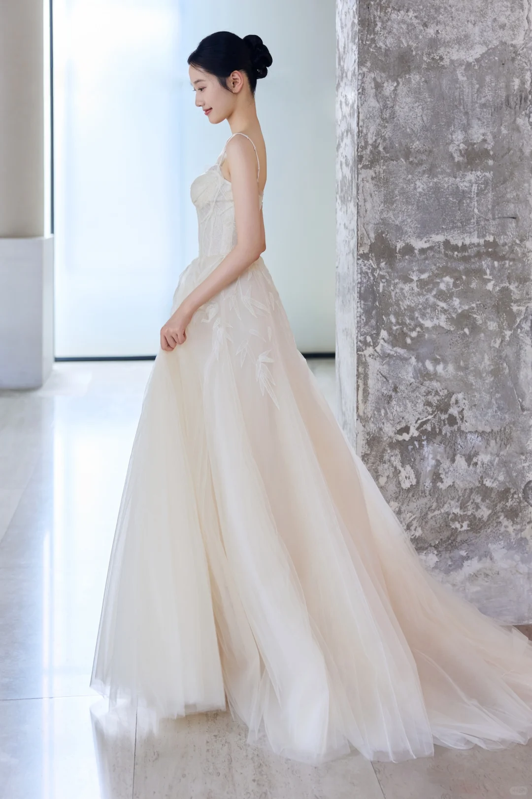 Robe de mariée longue vintage en tulle à bretelles spaghetti et appliques C4014