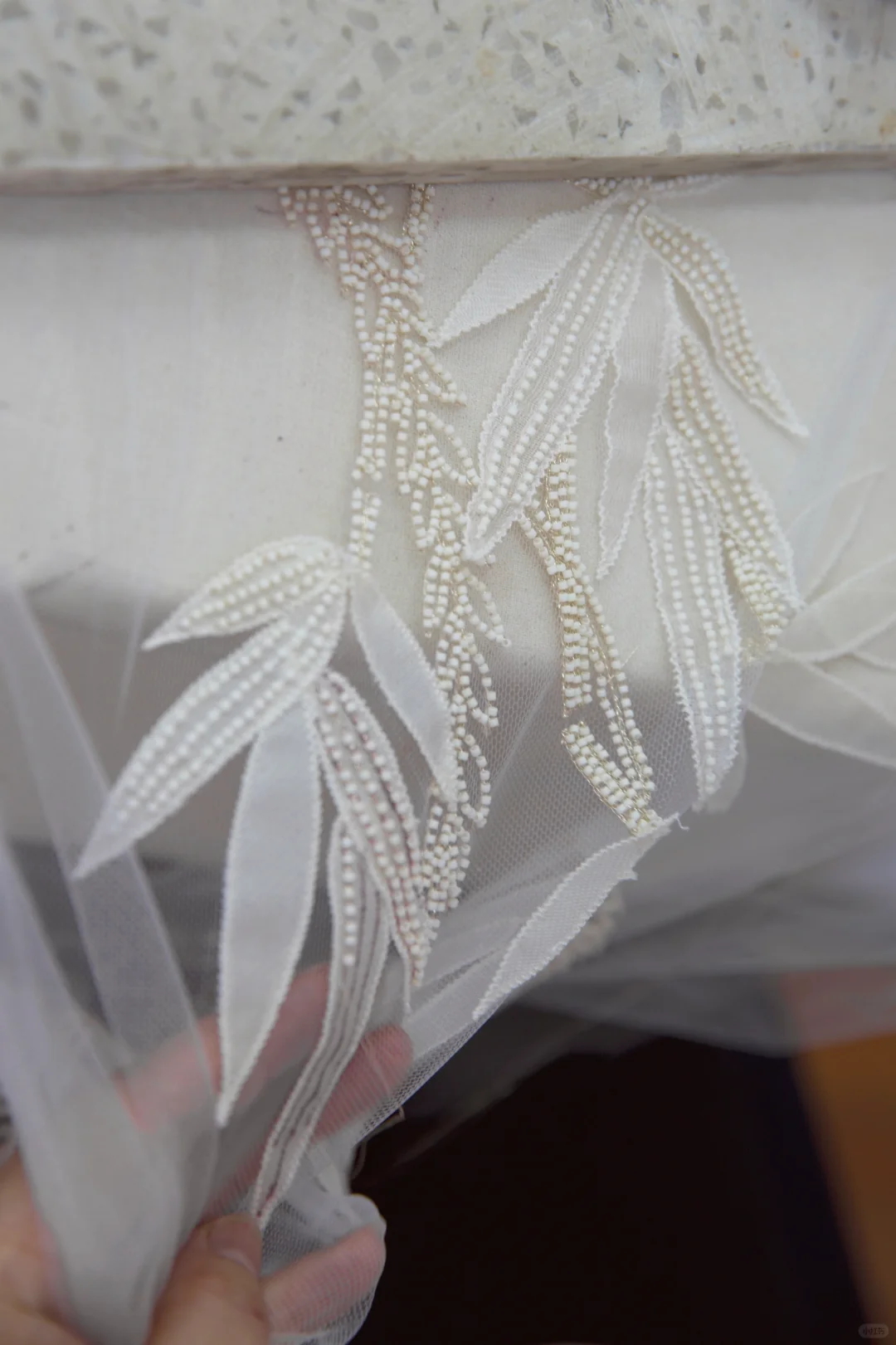 Robe de mariée longue vintage en tulle à bretelles spaghetti et appliques C4014