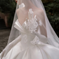Robe de mariée longue en satin sans bretelles, intemporelle, avec des gants en voile, C4018