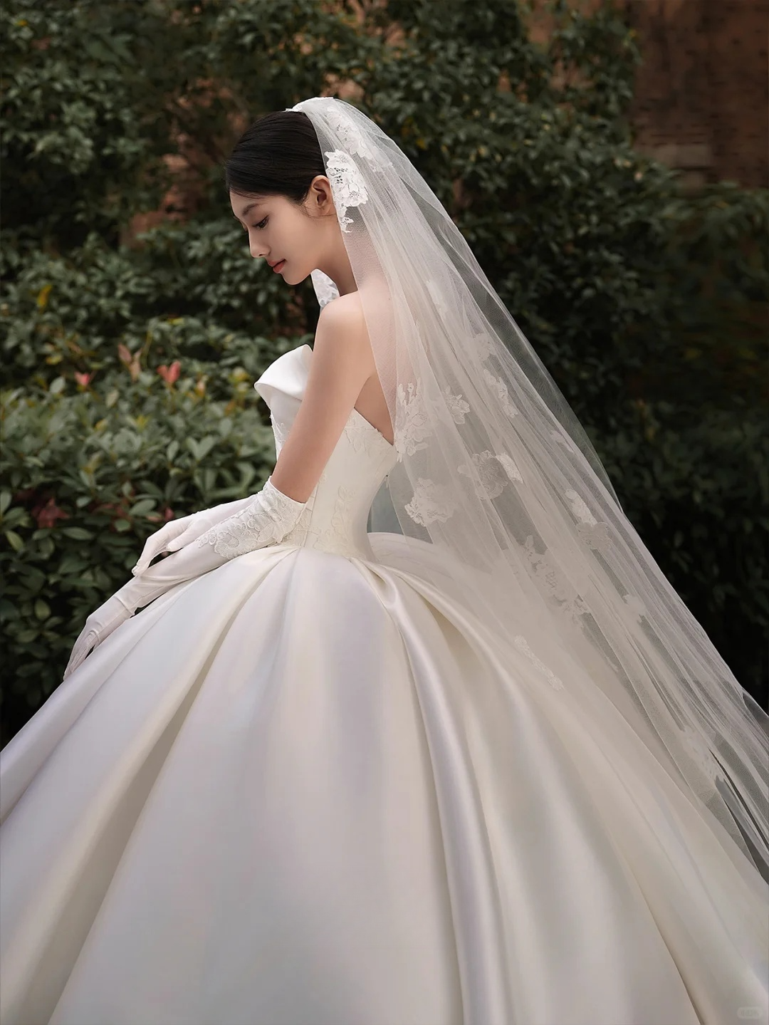 Robe de mariée longue en satin sans bretelles, intemporelle, avec des gants en voile, C4018