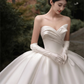 Robe de mariée longue en satin sans bretelles, intemporelle, avec des gants en voile, C4018