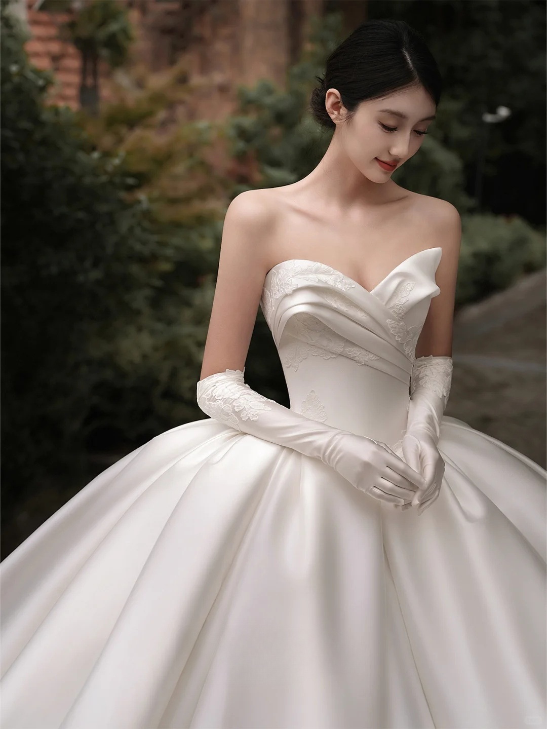 Robe de mariée longue en satin sans bretelles, intemporelle, avec des gants en voile, C4018