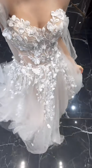 Jolie robe de mariée longue en tulle avec appliques et épaules dénudées, coupe trapèze, C4025