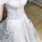 Robe de mariée longue en tulle à épaules dénudées et coupe trapèze C4026