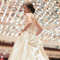 Robe de mariée longue élégante en satin à épaules dénudées et voile C4027