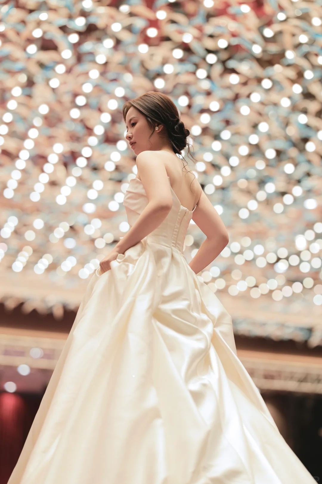 Robe de mariée longue élégante en satin à épaules dénudées et voile C4027