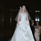 Robe de mariée longue élégante en satin à épaules dénudées et voile C4027