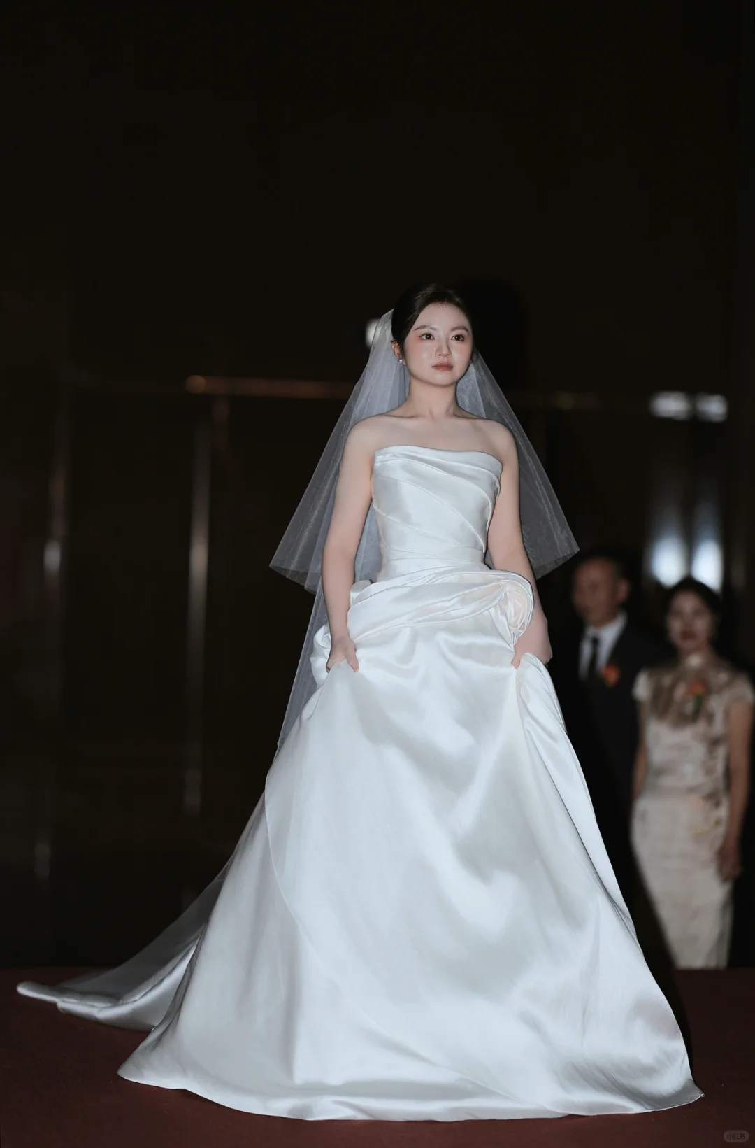 Robe de mariée longue élégante en satin à épaules dénudées et voile C4027