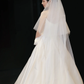 Robe de mariée longue élégante en satin à épaules dénudées et voile C4027