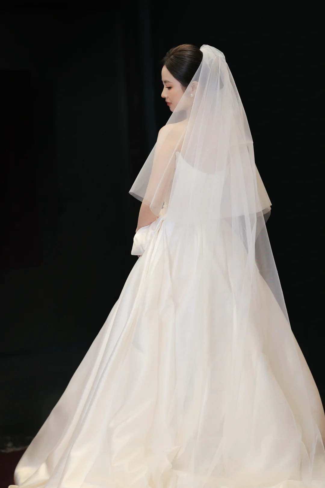 Robe de mariée longue élégante en satin à épaules dénudées et voile C4027