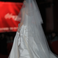 Robe de mariée longue élégante en satin à épaules dénudées et voile C4027