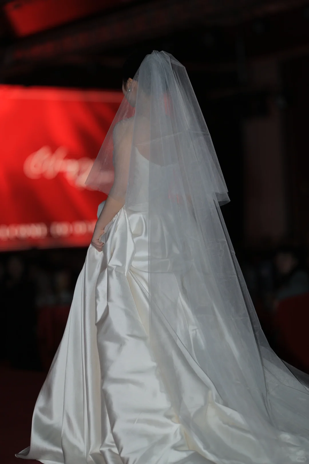 Robe de mariée longue élégante en satin à épaules dénudées et voile C4027