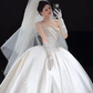 Robe de mariée longue bustier en satin avec appliques et gants en voile, style intemporel, C4029