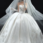 Robe de mariée longue bustier en satin avec appliques et gants en voile, style intemporel, C4029