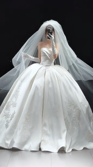 Robe de mariée longue bustier en satin avec appliques et gants en voile, style intemporel, C4029