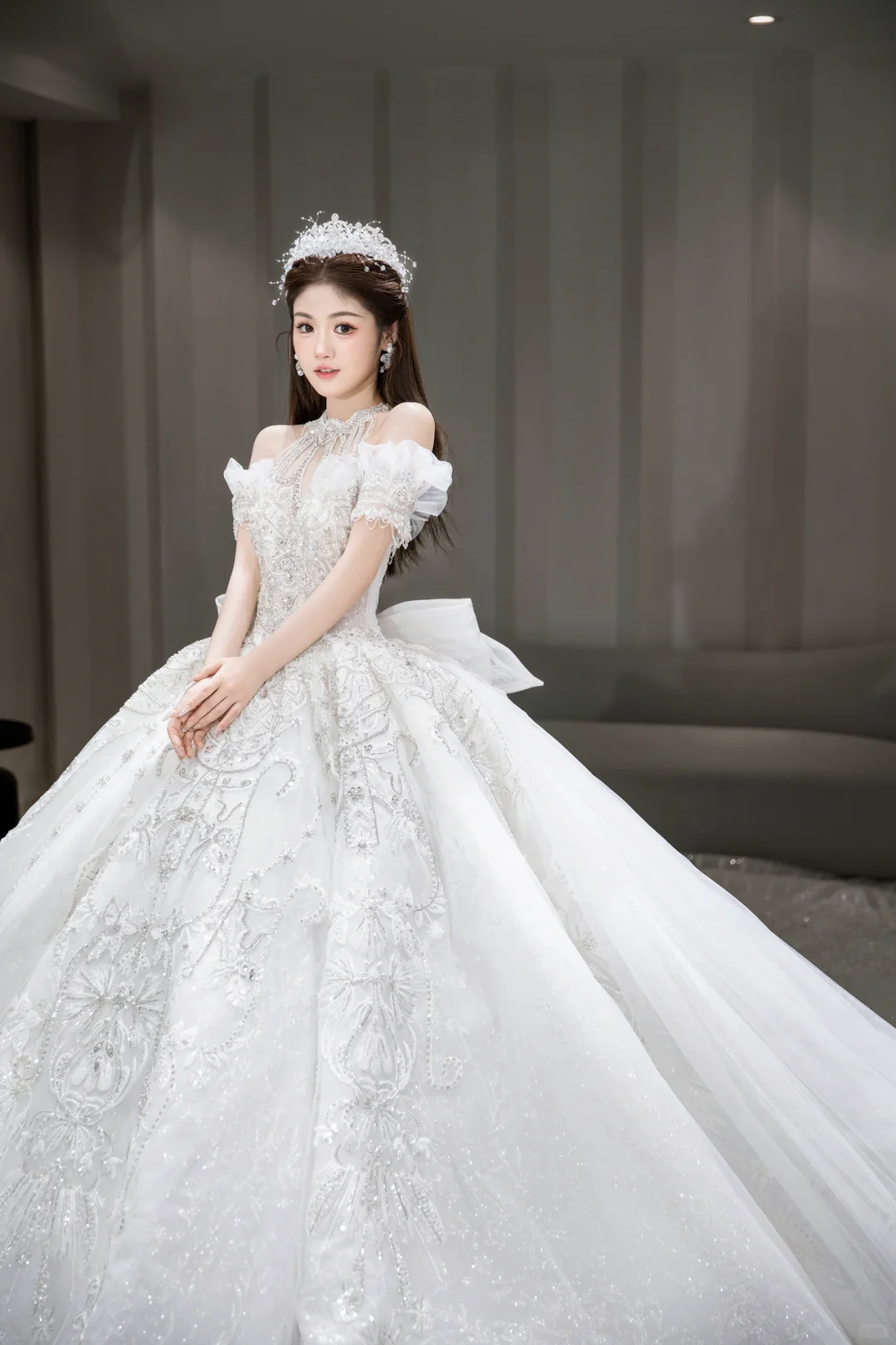 Robe de mariée longue intemporelle en tulle, épaules dénudées, sequins et perles, C4031