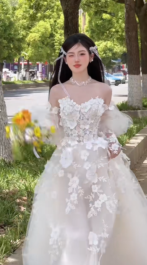 Robe de mariée trapèze à épaules dénudées et manches longues en tulle avec appliques C4032