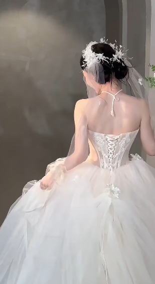 Robe de mariée longue en tulle, coupe trapèze, sans bretelles, avec appliques et voile, C4034