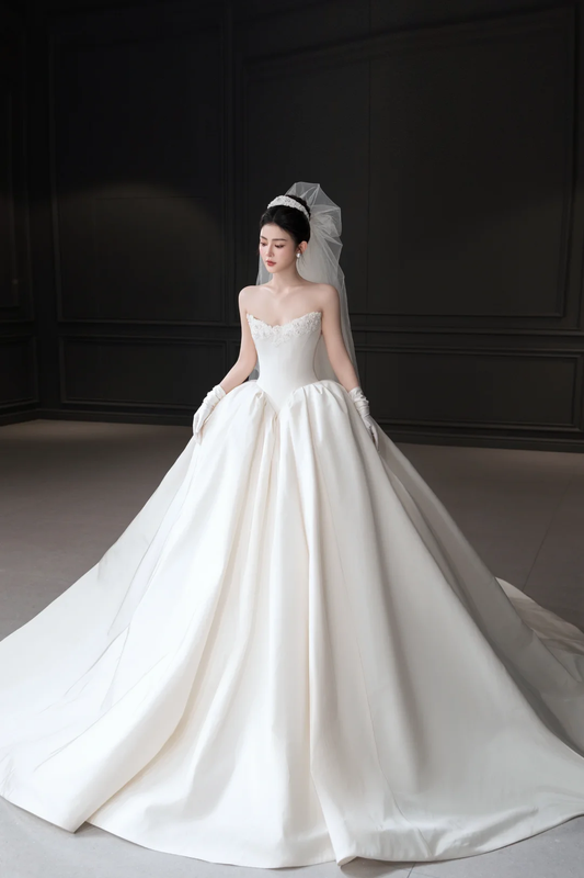 Simple Elegant Ball Gown Strapless Satin Applique With Veil Gloves Long Wedding Dresses C4042
