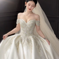 Robe de mariée longue élégante en satin à épaules dénudées et perles avec voile C4044