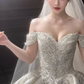 Robe de mariée longue élégante en satin à épaules dénudées et perles avec voile C4044