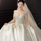 Robe de mariée longue élégante en satin à épaules dénudées et perles avec voile C4044