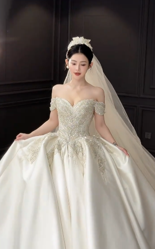 Robe de mariée longue élégante en satin à épaules dénudées et perles avec voile C4044