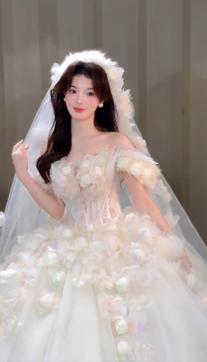 Robe de mariée longue vintage à épaules dénudées et voile appliqué C4047